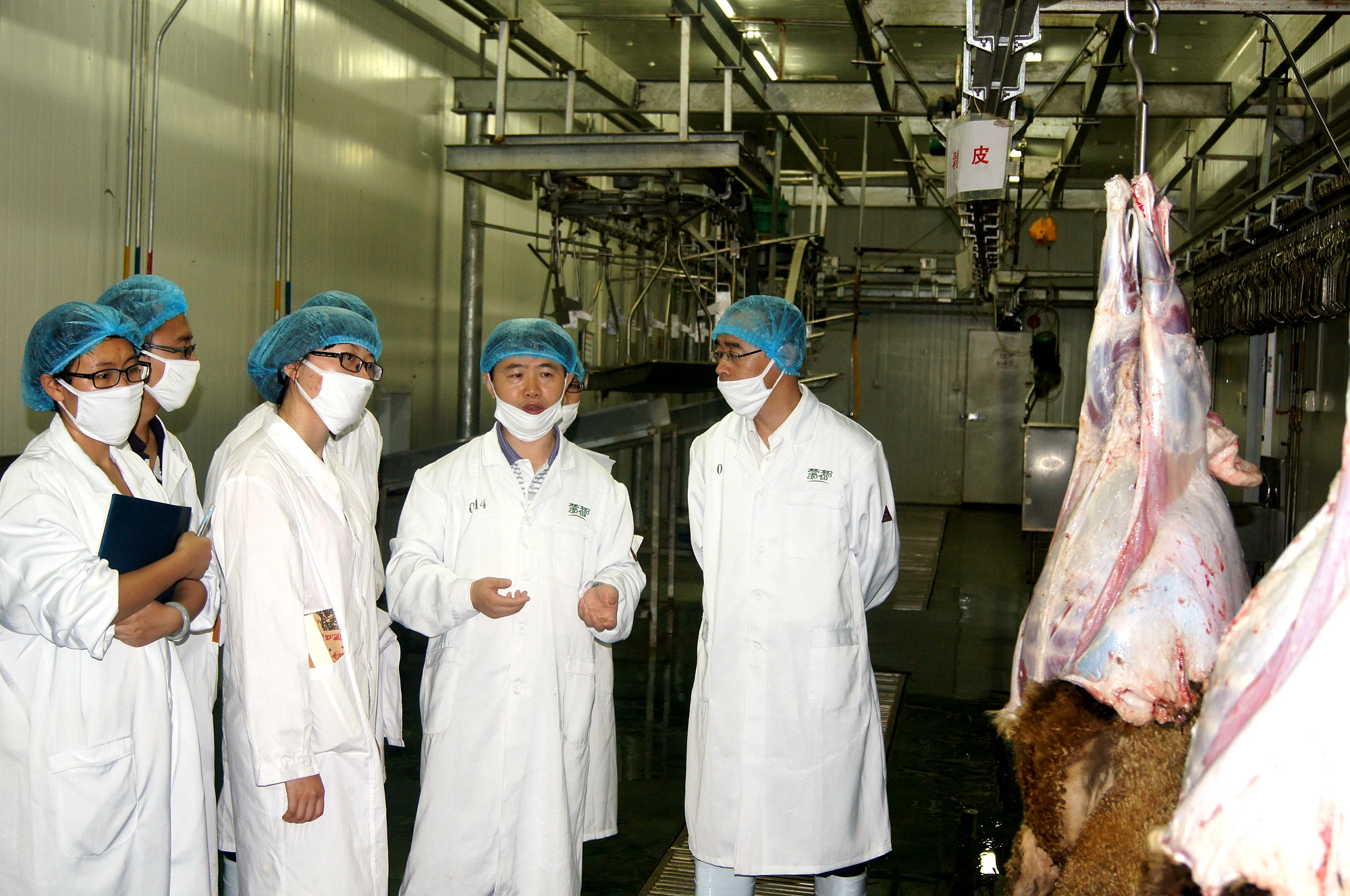 1 张德权研究员在畜禽屠宰加工企业指导.jpg