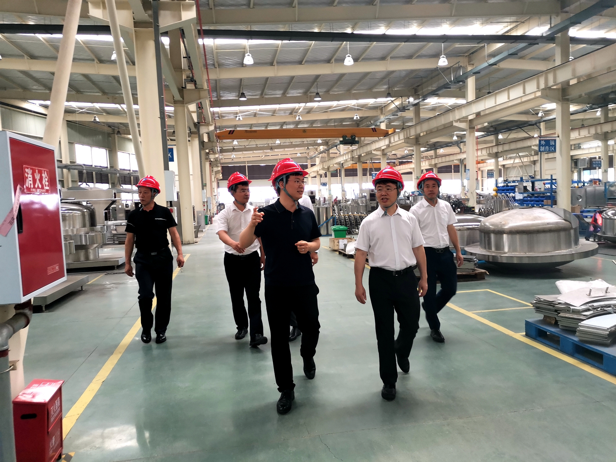 2 张德权研究员指导肉品加工生产线建设.jpg