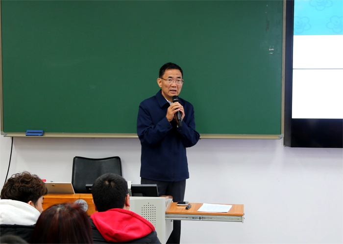 1全国政协委员、中国农业科学院原党组书记张合成研究员授课.JPG