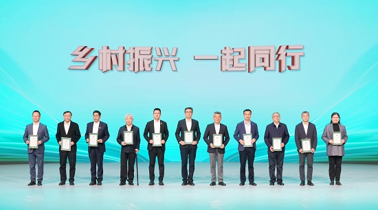 颁奖图清晰.jpg