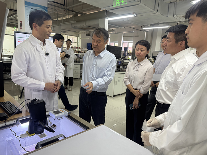 吴院长参观.jpg