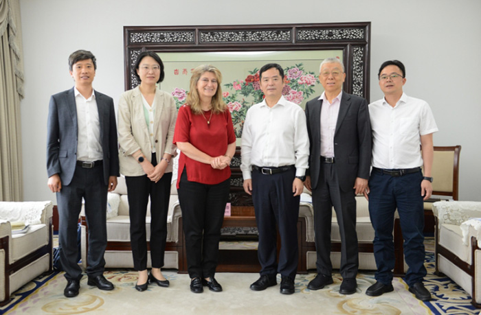 新闻照-黄三文会见非洲科学院院长利兹?科斯滕.jpg