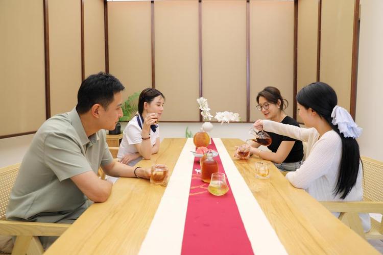 People try new-style tea drinks at a teahouse in Tunxi District of Huangshan City, east China's Anhui Province, on July 15, 2025. (Xinhua/Cao Li)
