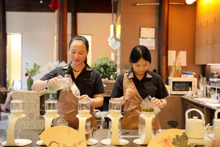 Staff members make new-style tea drinks at a teahouse in Tunxi District of Huangshan City, east China's Anhui Province, on July 15, 2025. (Xinhua/Cao Li)