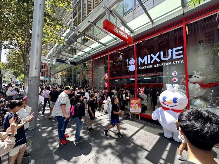 This file photo shows people lining up at a shop of Mixue, a Chinese bubble tea brand, in Sydney, Australia. (Xinhua)